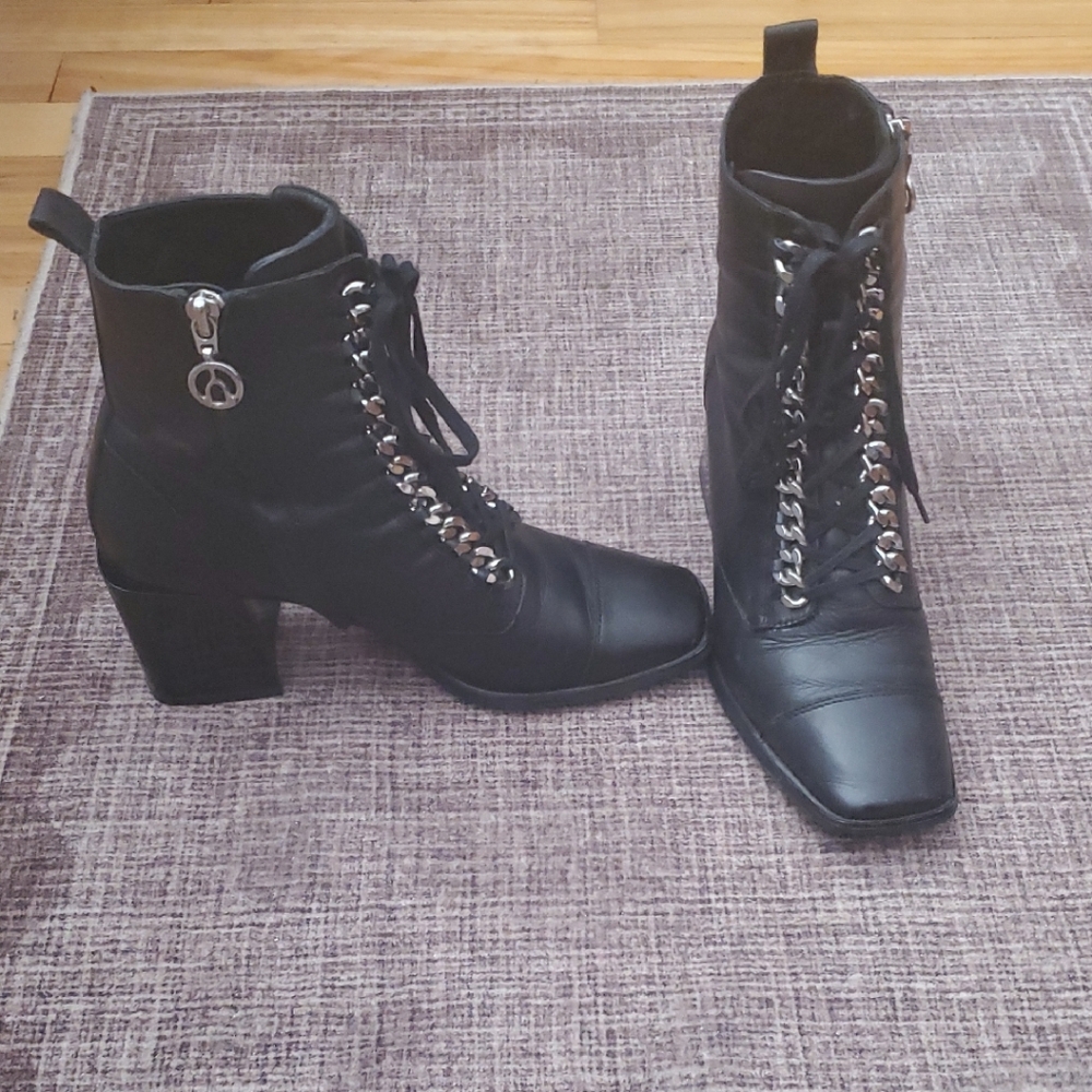 Wishbone Collectipn Women's Black Lace-Up Chain-Trim Ankle Boots
